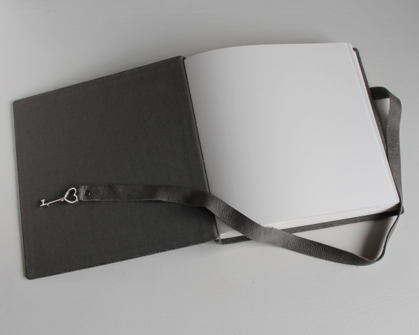 Set aus Stammbuch DIN A5 & Gästebuch-Album "Herz-Schlüssel" aus grauem Nappaleder